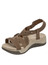 Sandalia outdoor marrón para mujer con suela de goma antideslizante y plataforma moderada.