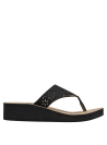 Sandalia casual negra de mujer, suela cómoda y detalle dorado, ideal para paseos informales.