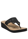 Sandalia femenina en negro con detalles florales perforados, combinable con vestidos o jeans.