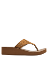 Sandalia camel con diseño moderno y casual, perfecta para ocasiones informales.