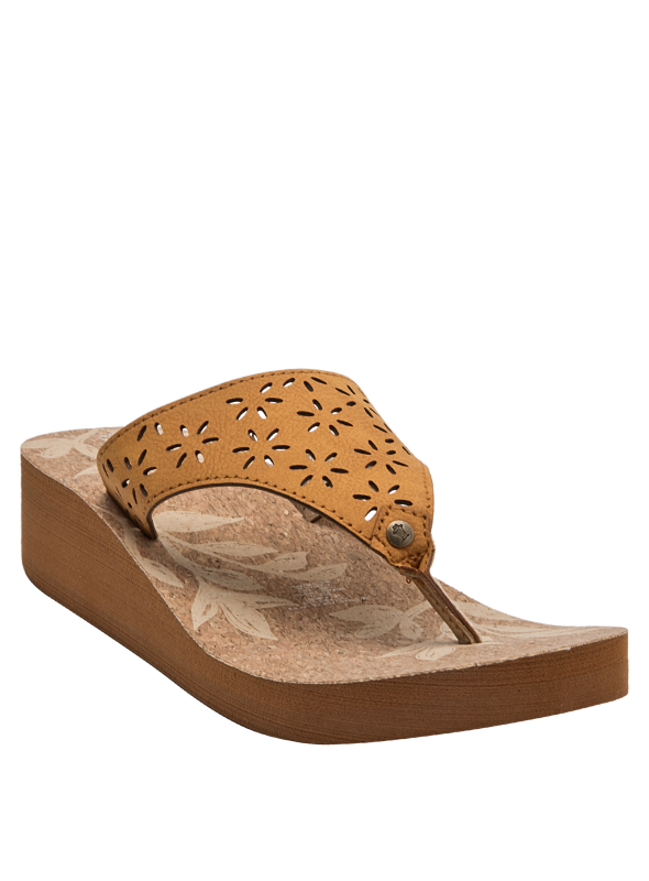 Textura suave y flexible en sandalia camel de mujer, ideal para el verano.