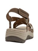 Sandalia marrón sintética para mujer, estilo outdoor, con correas ajustables para uso diario.