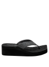 Diseño minimalista en sandalia negra de mujer, perfecta para el estilo athleisure.