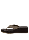Sandalia femenina de plataforma moderada en tono beige, ideal para paseos informales.