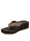 Sandalia de mujer color café claro con suela oscura, estilo flip-flop casual para verano.