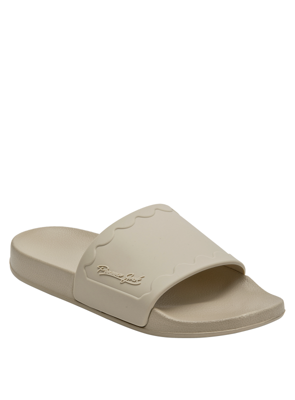 Sandalia beige versátil para mujer, ideal para combinar con ropa veraniega.