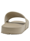 Sandalia sintética beige con textura suave y toque moderno en la tira.