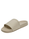 Sandalia beige minimalista para mujer con tira ancha ondulada y detalle en bajo relieve.