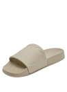 Sandalia beige minimalista para mujer con tira ancha ondulada y detalle en bajo relieve.