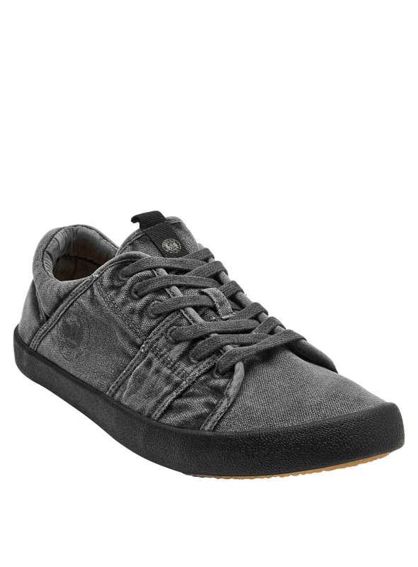 calzado urbano gris oscuro con textura textil resistente y suela de goma negra