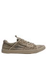 Zapatilla casual taupe de hombre, estilo sneaker minimalista, versátil para el día a día.