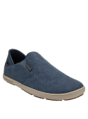 Slip-on azul de hombre con textura suave y diseño sencillo, perfecto para salidas informales.