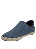 Calzado slip-on azul oscuro de estilo urbano para hombre, diseño minimalista y funcional.