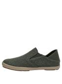 Zapato textil gris oscuro de hombre, estilo casual urbano, suela beige, diseño cómodo y versátil.
