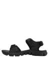 Sandalia textil negra para hombre con diseño robusto y perforaciones en la tira delantera para ventilación.