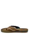 Suela antideslizante con capas marrón, azul y blanco en sandalia casual masculina.