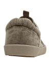 Zapatilla urbana de hombre en color taupe, diseño casual textil con logo lateral y cordones a juego.