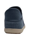 Zapato azul urbano de hombre tipo slip-on con exterior textil y suela de goma clara.