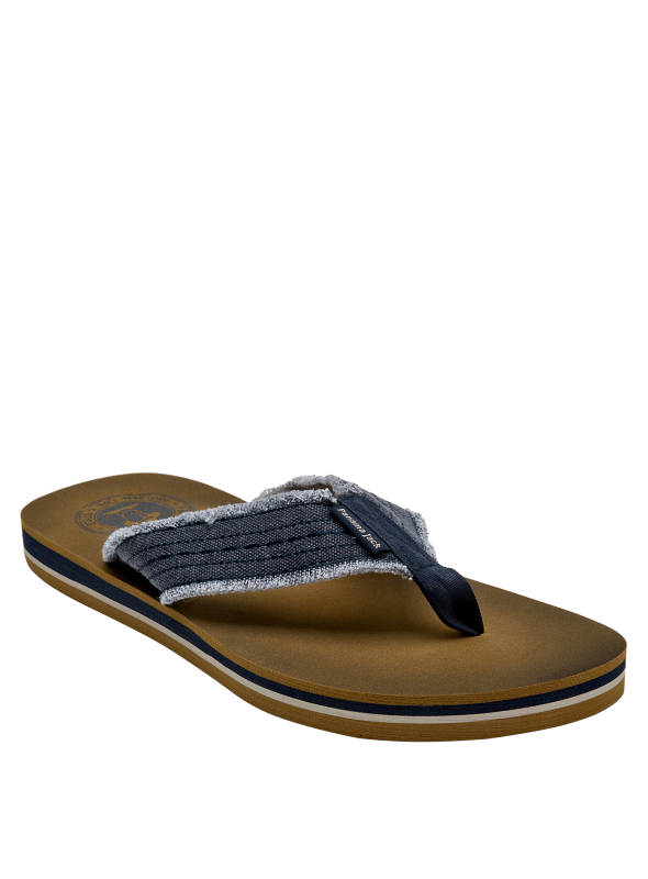 Aspecto relajado de sandalia azul para hombre, con contraste de colores en la tira y suela.