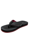 Sandalia negra casual para hombre con detalles burdeos y emblema en el empeine.