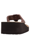 Elegante sandalia marrón de mujer con tira trenzada textil y base de corcho, estilo natural.