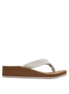Sandalia textil blanca de mujer con diseño casual y suela elevada, adecuada para ocasiones informales.