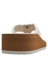 Calzado de mujer casual, sandalia blanca con detalles artesanales, perfecta para días calurosos.