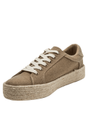 zapatilla taupe de mujer con diseño bohemio, textura suave y cordones blancos contrastantes.
