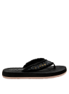 Elegante sandalia negra de mujer con textura textil y adornos dorados.