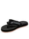 Sandalia negra casual de mujer con remaches dorados y textil texturizado.