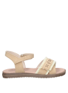 Sandalia beige de niña, ideal para combinar con vestuarios veraniegos y colores neutros.