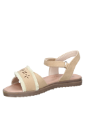 Sandalia beige de niña con cinta frontal decorada con perforaciones florales y flecos.