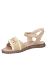 Sandalia beige de niña con cinta frontal decorada con perforaciones florales y flecos.