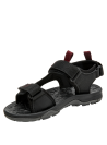 Sandalia outdoor negra para niño, con costuras rojas y adorno metálico en velcros.
