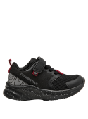 zapatilla infantil negra con toques rojos, suela dinámica, ideal para combinar con ropa casual.