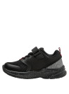 Zapatilla de niño en negro con diseño moderno y resistente, detalles rojos que añaden estilo.