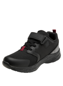 sintética, estilo running, color negro con rojo, ideal para actividades al aire libre de niños