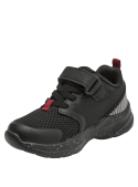zapatilla negra de niño con detalles en rojo y cierre de velcro, ideal para running y actividades al aire libre.
