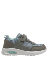 zapatilla gris con contraste de texturas y estampado floral para un look casual