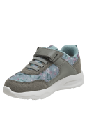 zapatilla gris de niña con detalles azules y estampado floral suave