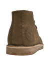 Botín de cuero taupe para hombre, textura granulada y cordones marrones.