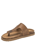 Sandalia casual camel de cuero para mujer con suela acolchada marrón oscuro y textura suave.