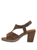 Sandalia casual de cuero marrón, estructura abierta con taco cuña ancho para estabilidad y comodidad.