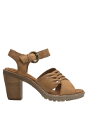 Sandalia casual de cuero camel con acabado suave y detalles decorativos sutiles.