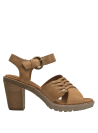 Sandalia casual de cuero camel con acabado suave y detalles decorativos sutiles.