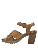 Sandalia bohemia de cuero camel para mujer con diseño clásico y ajuste seguro en el tobillo.