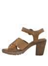 Sandalia bohemia de cuero camel para mujer con diseño clásico y ajuste seguro en el tobillo.