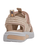 Sandalia casual beige para niña con detalles en tonos discretos y costuras visibles.
