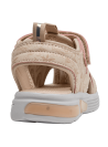 Sandalia casual de niña en tonos beige y rosado pálido, ideal para combinar con vestidos veraniegos.