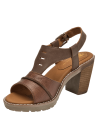 Sandalia de cuero café para mujer, diseño elegante y funcional con correas modernas y hebilla ajustable.